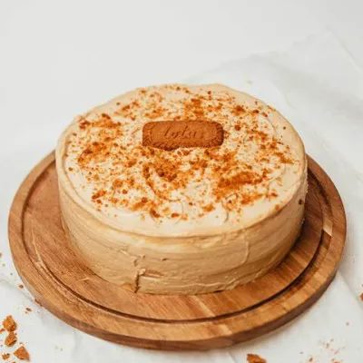 Cheesecake Lotus entero sobre tabla de madera