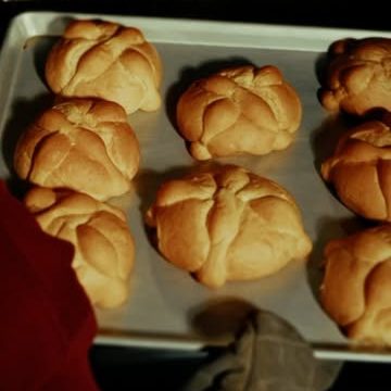 Charola de pan de muerto saliendo del horno